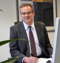 Leiter der Staatsanwaltschaft Bernard Südbeck in seinem Büro (zum Grußwort der Behördenleitung)